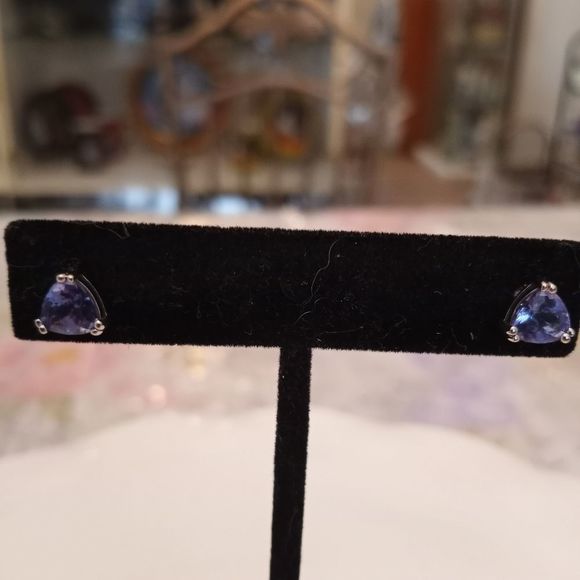 🎄🎁GENUINE TANZANITE TRILLION STUDS🎁🎄 - Picture 1 of 7